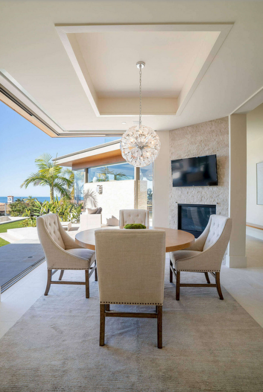 Современная резиденция для одной семьи, расположенная в Манхэттен-Бич, штат Калифорния