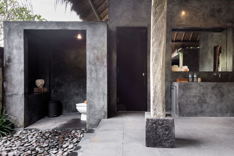 Современная вилла с соломенной крышей и видом на джунгли