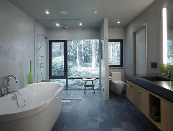 Современный загородный дом посреди леса Современный загородный дом посреди леса