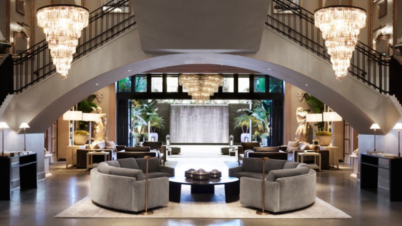 Выставочный зал мебельного магазина RH West Palm в Уэст-Палм-Бич, Флорида Выставочный зал мебельного магазина RH West Palm в Уэст-Палм-Бич, Флорида