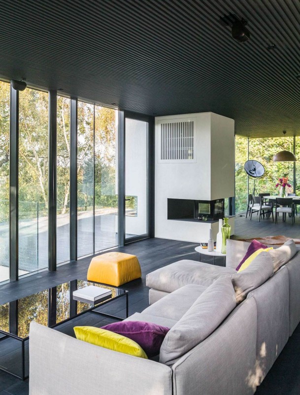 Интерьер двухэтажного дома в лесу