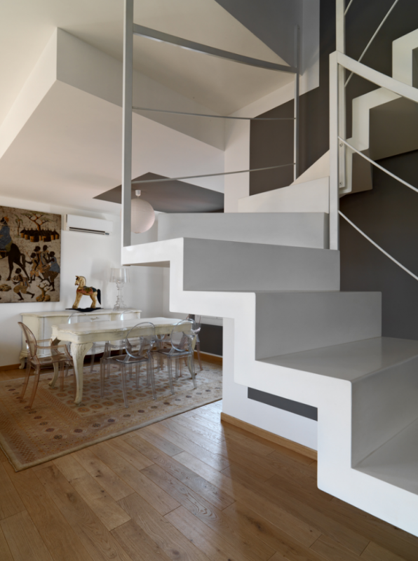 Интерьер просторной двухуровневой квартиры