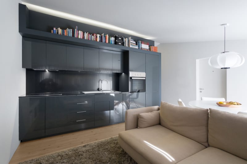 Контрастный интерьер функциональных апартаментов в Барселоне