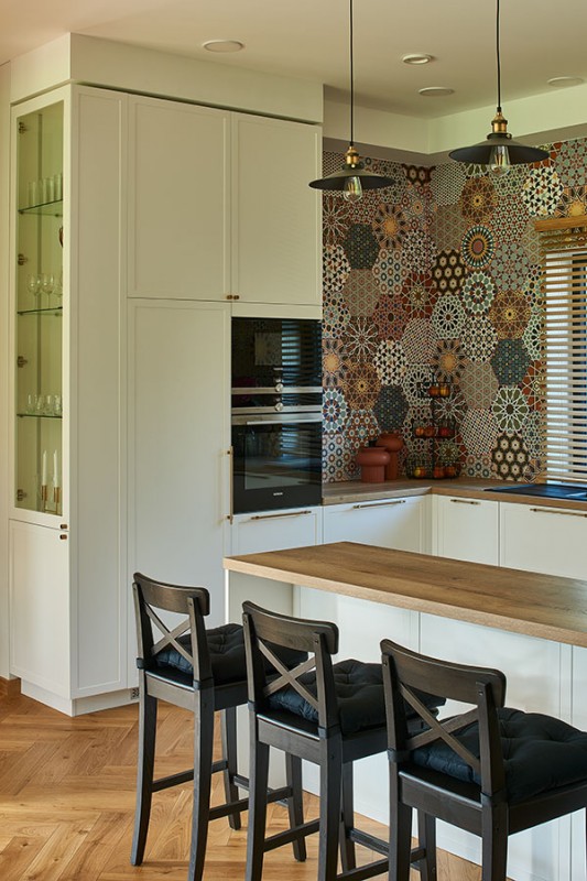 Красочное оформление просторного особняка