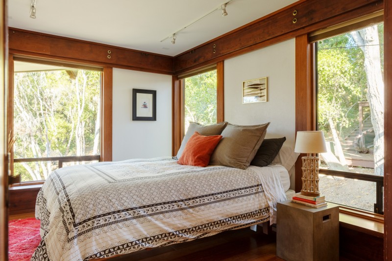 Панорамный вид на лес в уединенном "домике" на дереве Панорамный вид на лес в уединенном "домике" на дереве