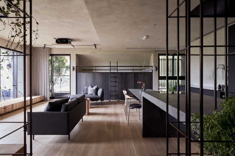 Сочетание дерева и металла в дизайне просторного семейного дома