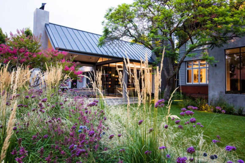 Великолепный проект организации террасы и сада с бассейном в загородном доме