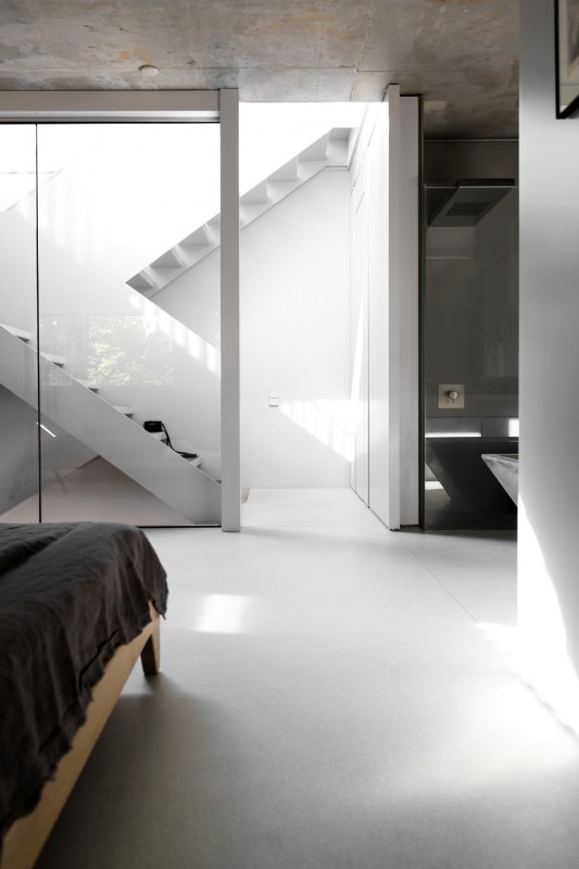 Деревянная мебель, красочные ковры и индустриальные элементы в интерьере особняка в Берлине