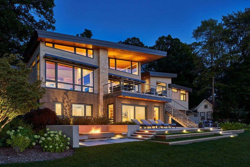 Трехэтажная резиденция, расположенная в Рокфорде, штат Мичиган Трехэтажная резиденция, расположенная в Рокфорде, штат Мичиган