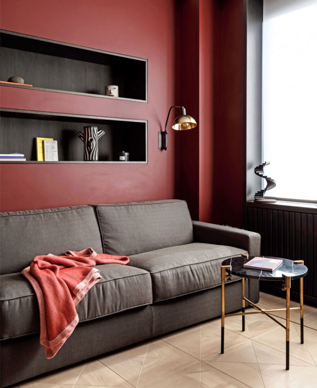 Благородные цвета и материалы в сочетании с современными формами в декоре небольших апартаментов