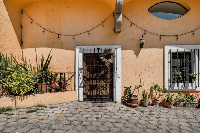 Дуплекс в старинном доме в мексиканском посёлке Сарагоса