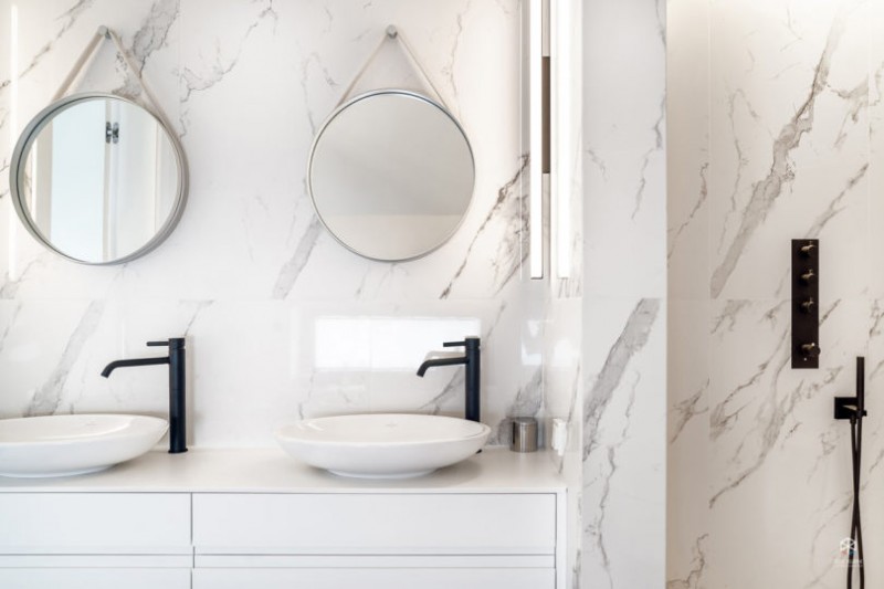 Интерьер дома у озера в деревне недалеко от Познани, Польша