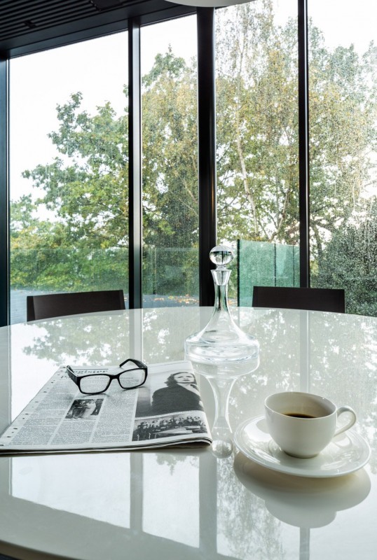 Интерьер двухэтажного дома в лесу