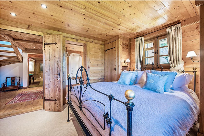 Классическое деревянное шале в Банье, Швейцария