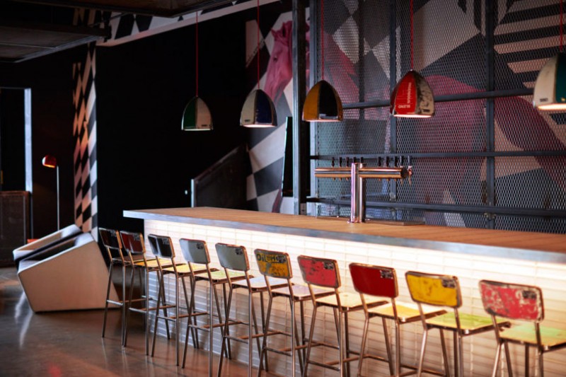 Клуб любителей классических автомобилей, расположенный на пристани 76 на реке Гудзон, Нью-Йорк