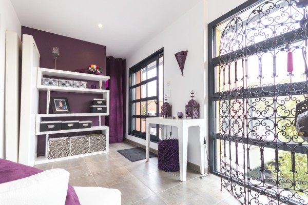 Смелое использование ярких цветов на вилле во Франции