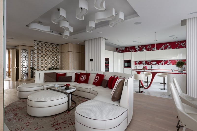 Светлый интерьер с яркими акцентами