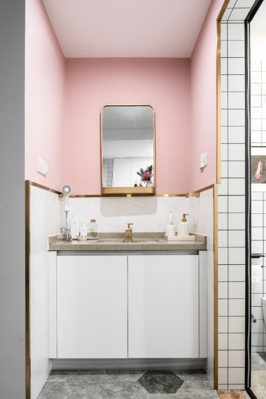 Уютные апартаменты в серо-розовой гамме