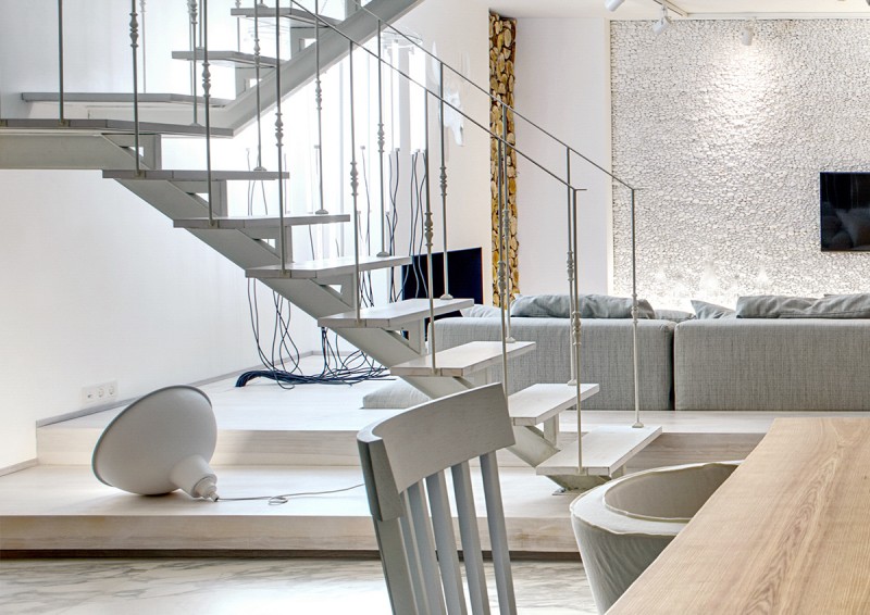 Белоснежный интерьер двухуровневой квартиры