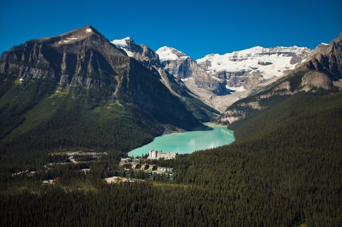 Канадский отель Fairmont Chateau Lake Louise, окруженный высокими горными вершинами Канадский отель Fairmont Chateau Lake Louise, окруженный высокими горными вершинами