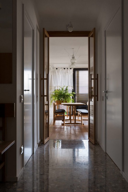 Контраст темных и светлых поверхностей в интерьере просторных апартаментов