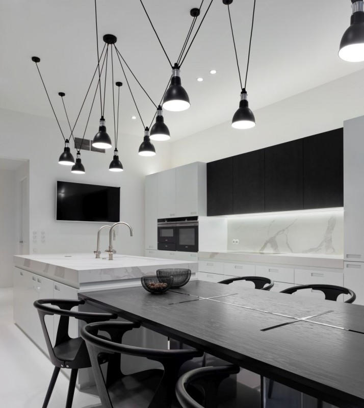 Пражская квартира с бетонными потолками и скульптурной подвесной лестницей