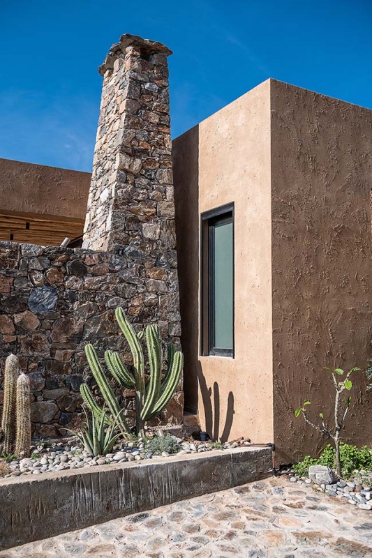 Вилла на Крите, интегрированная в дикий ландшафт и выполненная из камня и натуральных материалов