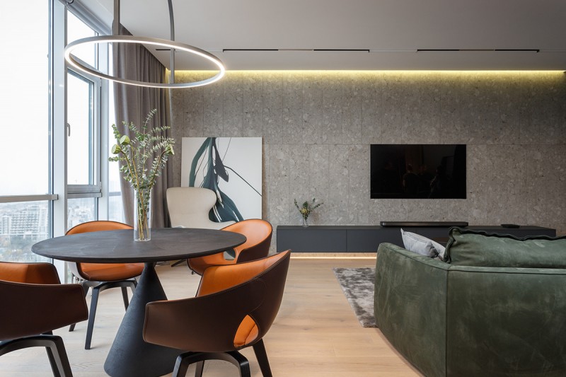 Фокусировка на панорамные окна в студии площадью 69 кв.м.