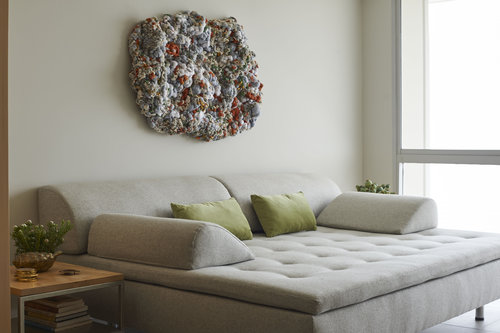 Приземистая мебель и художественные инсталляции в просторном светлом пентхаусе