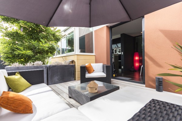 Смелое использование ярких цветов на вилле во Франции