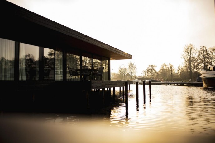 Современный дом на берегу озера в Нидерландах