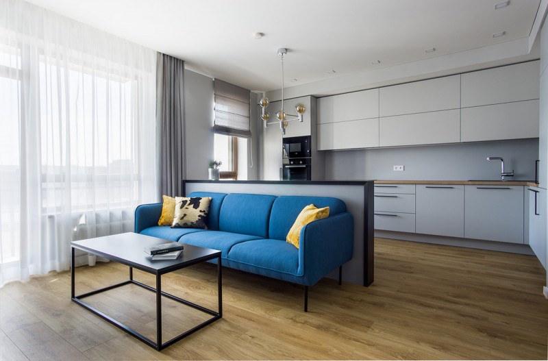 Апартаменты в серых тонах с яркими цветовыми акцентами