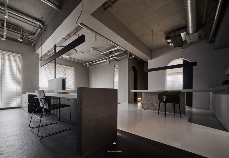 Интерьер просторных апартаментов в индустриальном стиле