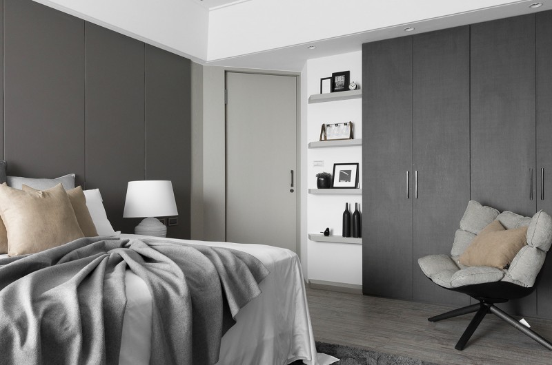 Интерьер в серых тонах с яркими акцентами Интерьер в серых тонах с яркими акцентами