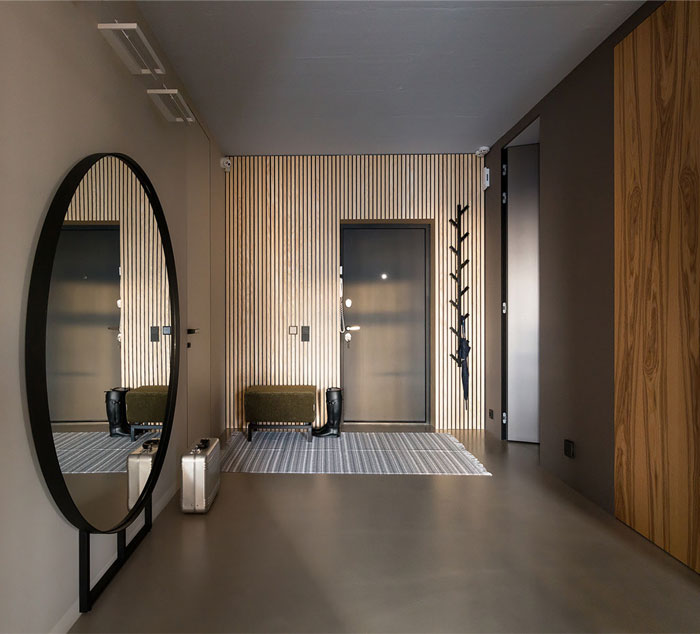 Интригующие дизайнерские конструкции и яркие акценты в интерьере просторных апартаментов