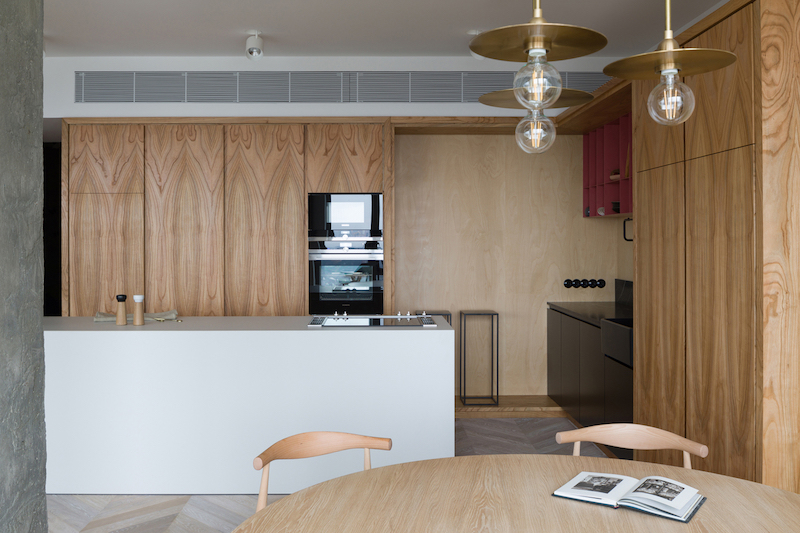 Комбинация дерева, бетонных поверхностей и минималистичной мебели в интерьере уютных апартаментов