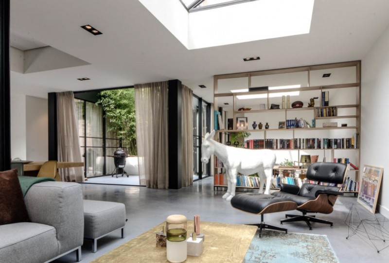 Лофт, расположенный в старом здании начала XVII века в Амстердаме Лофт, расположенный в старом здании начала XVII века в Амстердаме