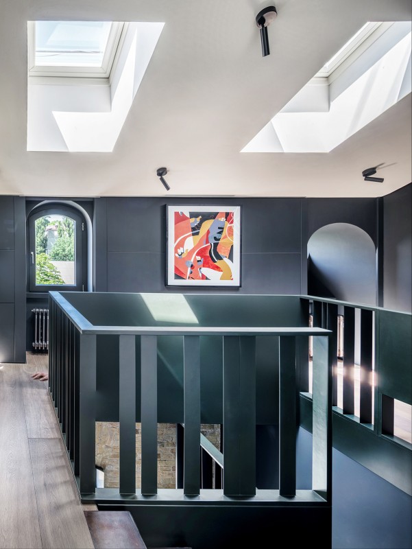 Монохромный интерьер двухуровневой квартиры Монохромный интерьер двухуровневой квартиры