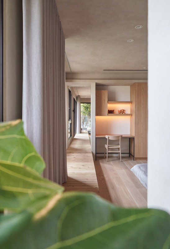 Сочетание дерева и металла в дизайне просторного семейного дома