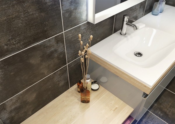 Акцент на деревянные панели в интерьере уютной квартиры