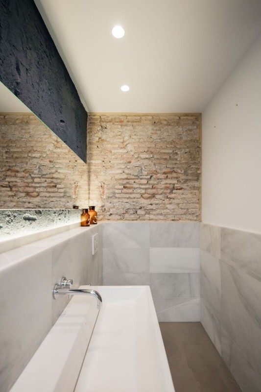 Интерьер апартаментов в реконструированном заброшенном здании начала ХХ века в Валенсии, Испания Интерьер апартаментов в реконструированном заброшенном здании начала ХХ века в Валенсии, Испания