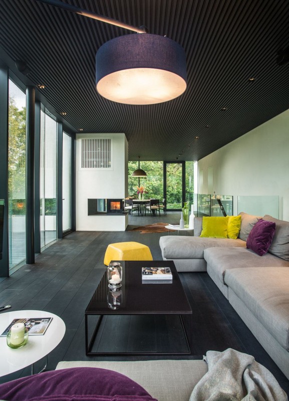 Интерьер двухэтажного дома в лесу