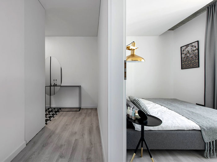 Латунный и черно-серый декор в интерьере литовской квартиры