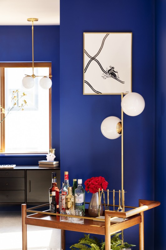 Насыщенные кобальтовые оттенки в сочетании с круглыми формами и металлическими акцентами Насыщенные кобальтовые оттенки в сочетании с круглыми формами и металлическими акцентами