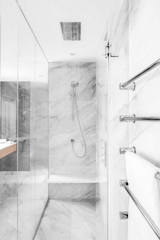 Сочетание белого цвета и дерева в интерьере апартаментов в Монреале, Канада