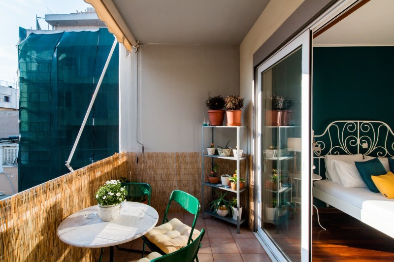 Средиземноморская квартира с балконом в теплых тонах в Афинах