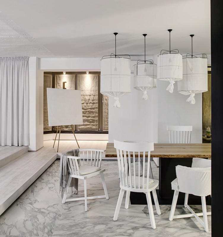 Белоснежный интерьер двухуровневой квартиры