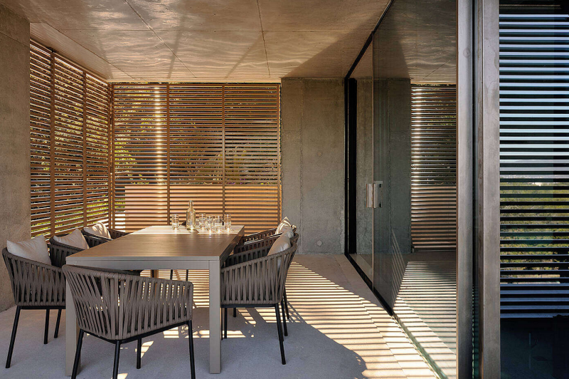 Бетон в интерьере современного дома на юге Франции