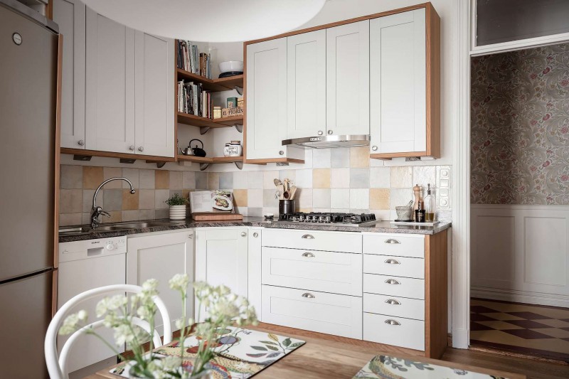 Высокие потолки и хорошо сохранившиеся детали начала ХХ века в апартаментах в Стокгольме