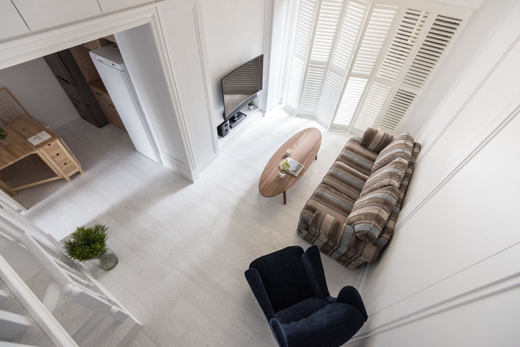 Яркие акценты в белоснежном интерьере